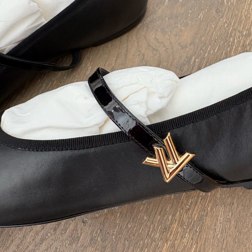 New Louis Vuitton Black Ballet Flats with Gold LV Detail Size 40 - Picture 2 of 7